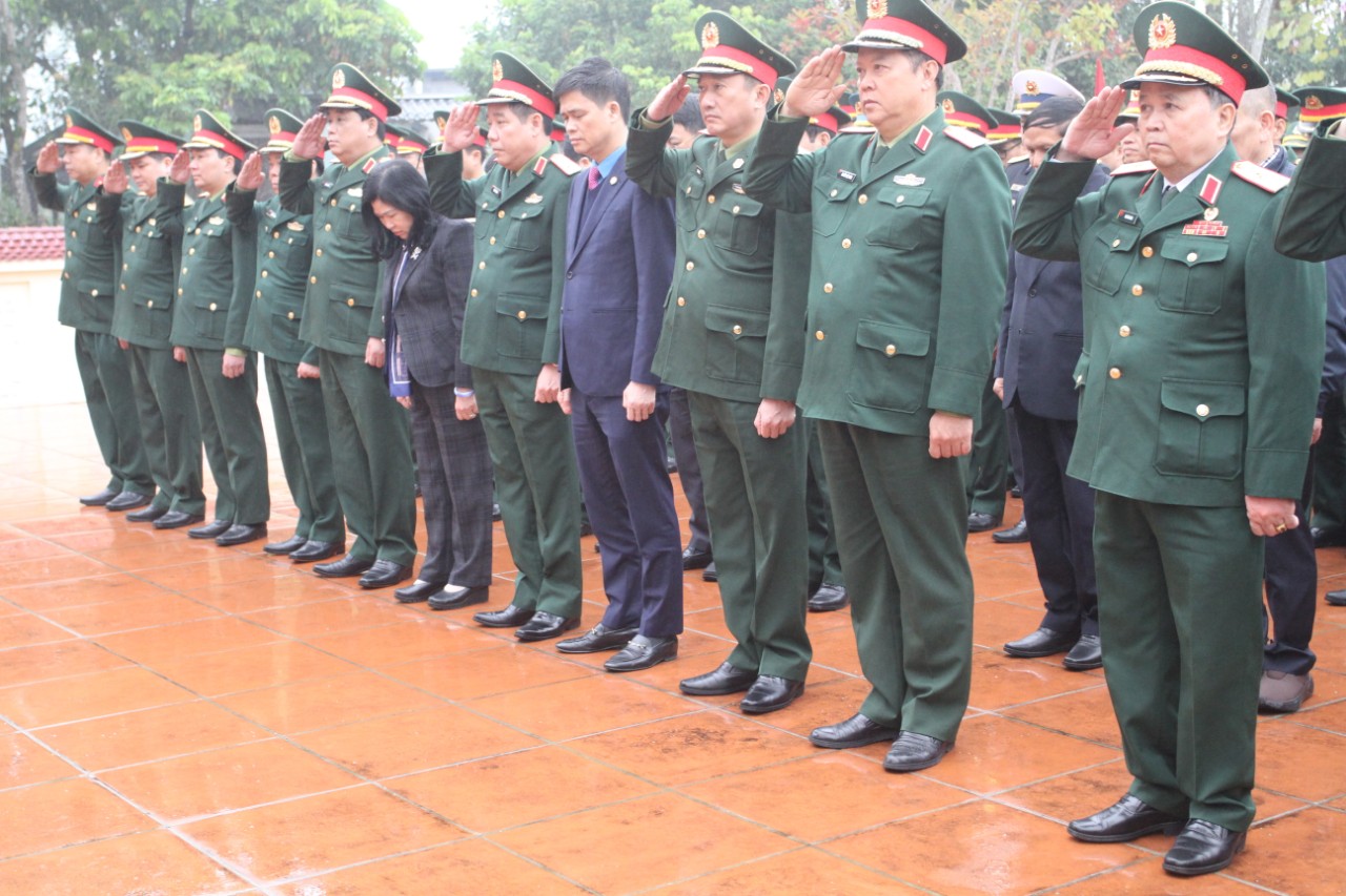 Trung tướng Nguyễn Văn Gấu dâng hương tại Bia lưu niệm Công đoàn sản xuất vũ khí Việt Nam.