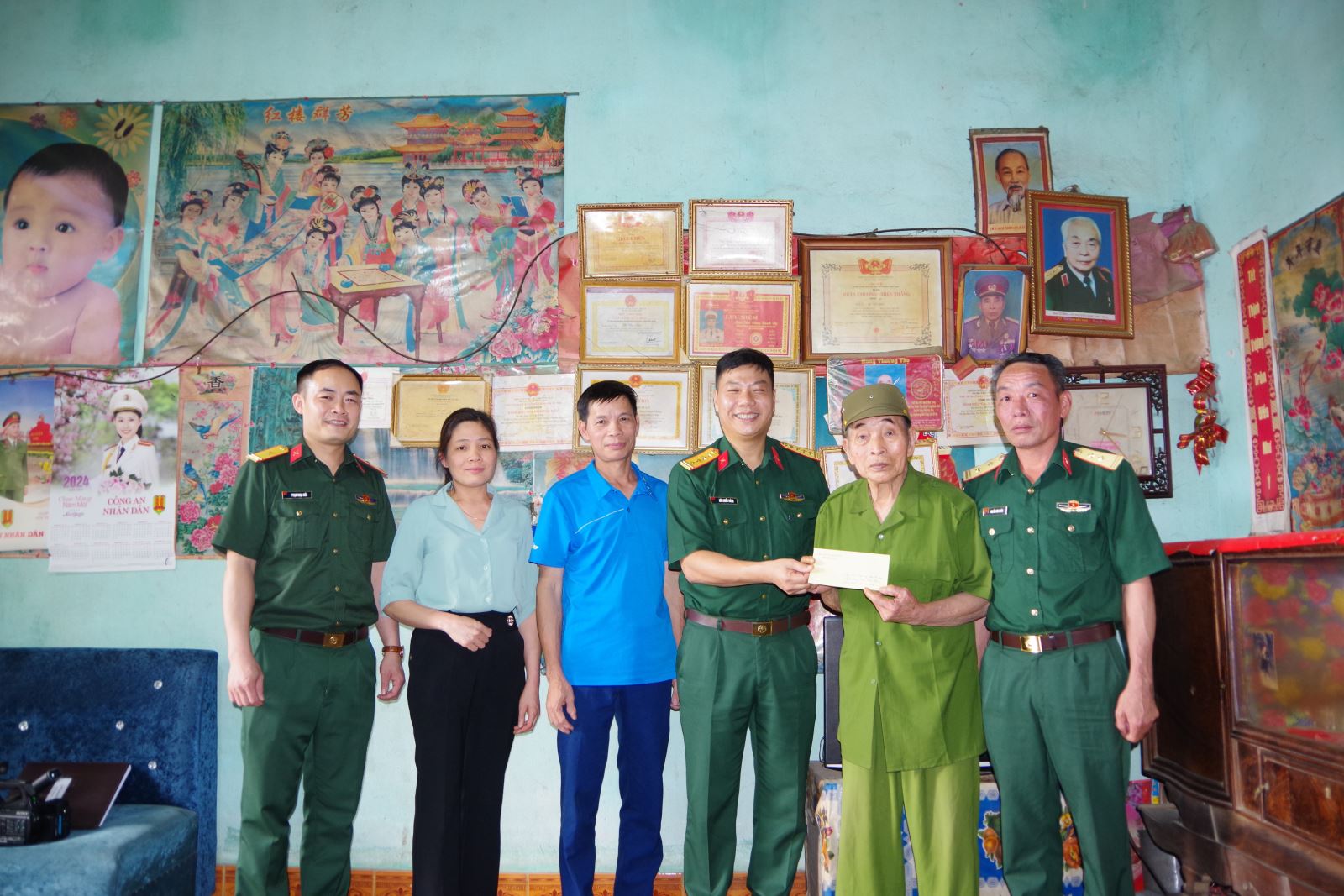 Bộ CHQS tỉnh Bắc Kạn: Thăm hỏi, tặng quà đối tượng chính sách nhân dịp kỷ niệm 70 năm Chiến thắng Điện Biên Phủ