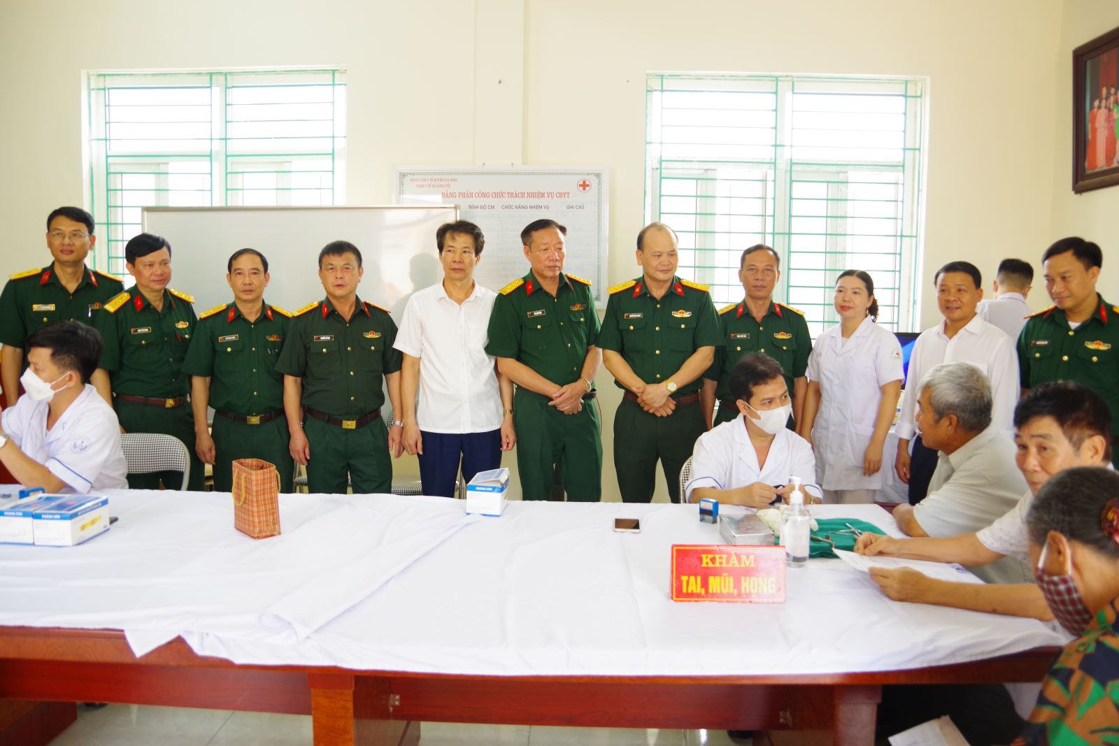 Ban Quân dân y Bộ Y tế và Ban Quân dân y Quân khu khám, cấp thuốc miễn phí và tặng quà gia đình chính sách tại Xã Đông Cứu, huyện Gia Bình, tỉnh Bắc Ninh